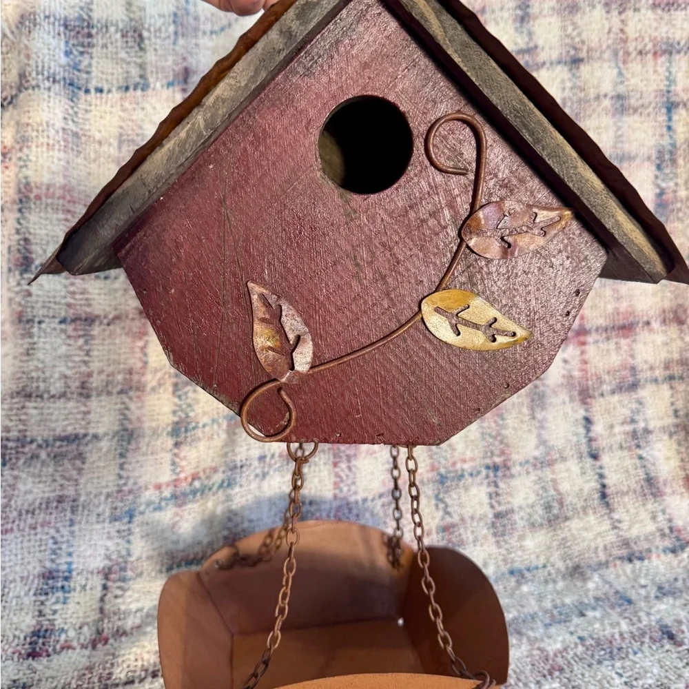 Rustic Brown Birdhouse with Leaf Design & Metal Tray for Birdseed NWOT